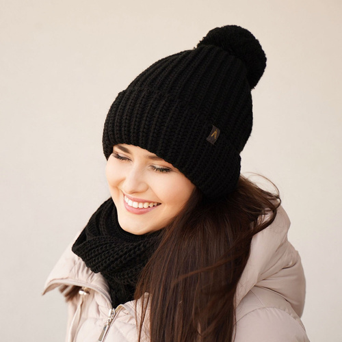 Dámska zimná súprava: čiapka a šál bordó s bambulou Lupita