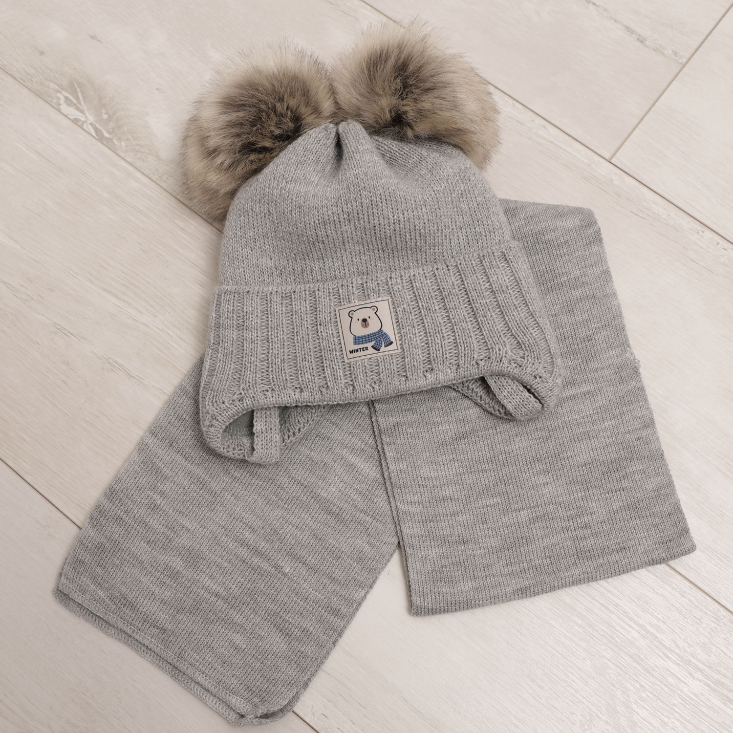 Komplet zimní chlapecký: čepice a šála šedý s dvěma bambulemi Jewel