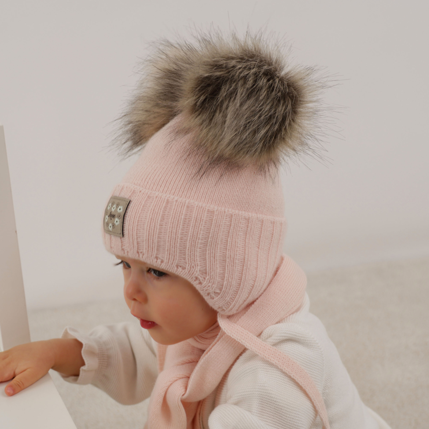 Komplet zimnej dívčej: čiapka a šála šedý se dvěma bambulemi Jazz