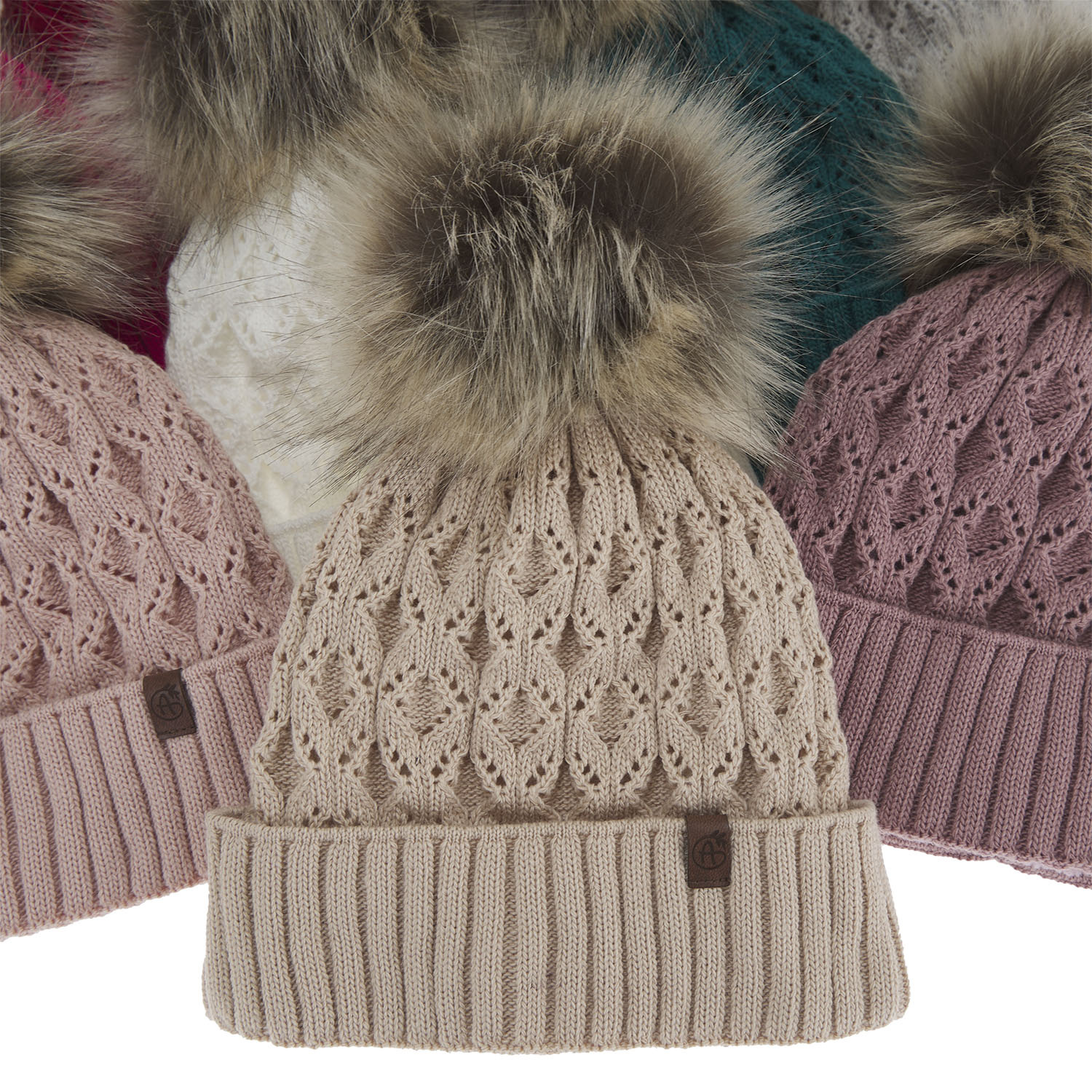 Dámska zimná čiapka béžová s bambulou Katty