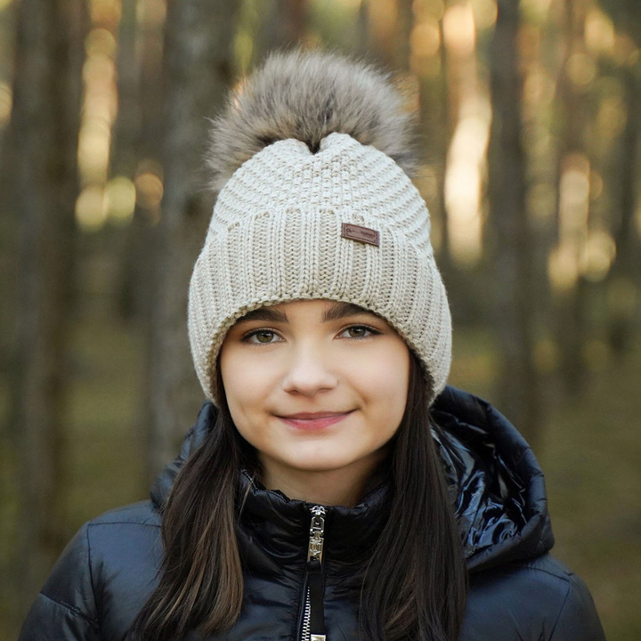Dievčenská zimná čiapka černá s bambulou Pola