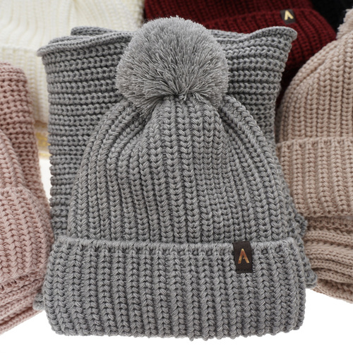 Dámska zimná súprava: čiapka a šál béžový s bambulou Lupita