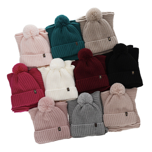 Dámska zimná súprava: čiapka a šál bordó s bambulou Lupita