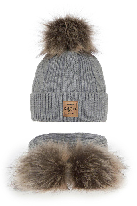 Zimný dievčenský set: čiapka a šál sivý s dvoma bambuľkami Gabriela