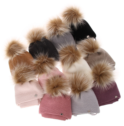 Dievčenská zimná súprava: čiapka a šál čierna s bambulou Aimi