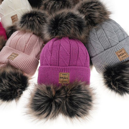 Zimný dievčenský set: čiapka a šál sivý s dvoma bambuľkami Gabriela